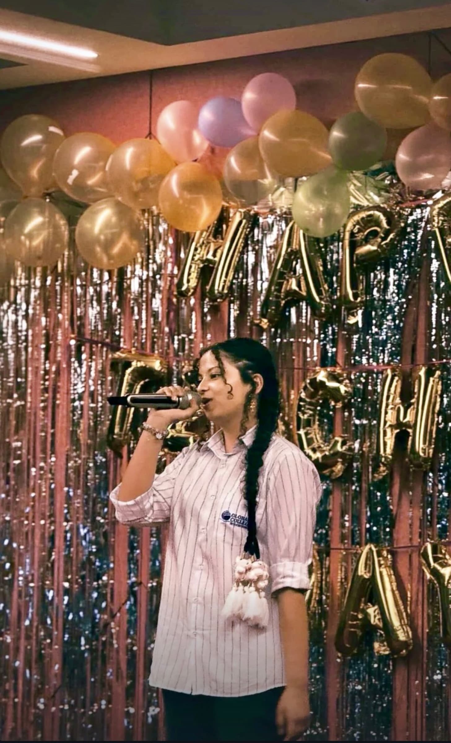 Moulikta singing during an early live performance